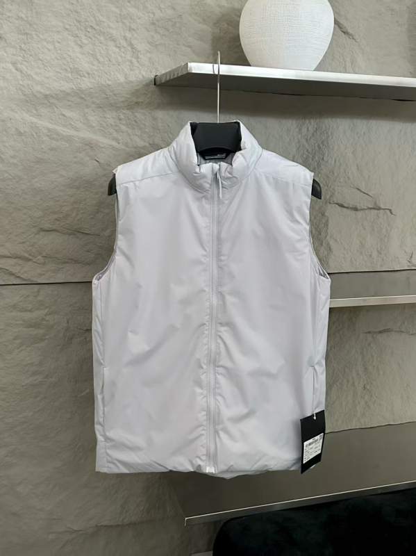 Poliészter töltésű ujjatlan mellény stand-up gallérral; anyag poliészter-keverék; oldalsó zsebek