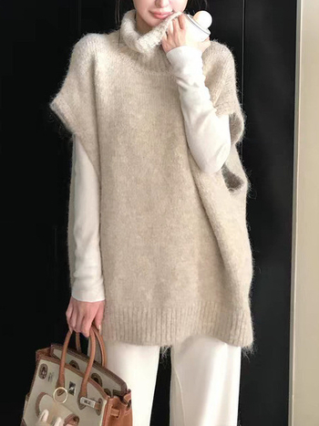 Vesta s visokim ovratnikom, slojeviti pleteni top, jednobojni uzorak, smjesa akril-poliester (50-70% akril, 30-50% poliester), jesen 2025