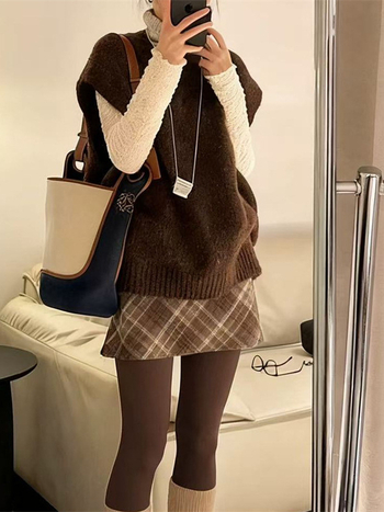 Vesta s visokim ovratnikom, slojeviti pleteni top, jednobojni uzorak, smjesa akril-poliester (50-70% akril, 30-50% poliester), jesen 2025