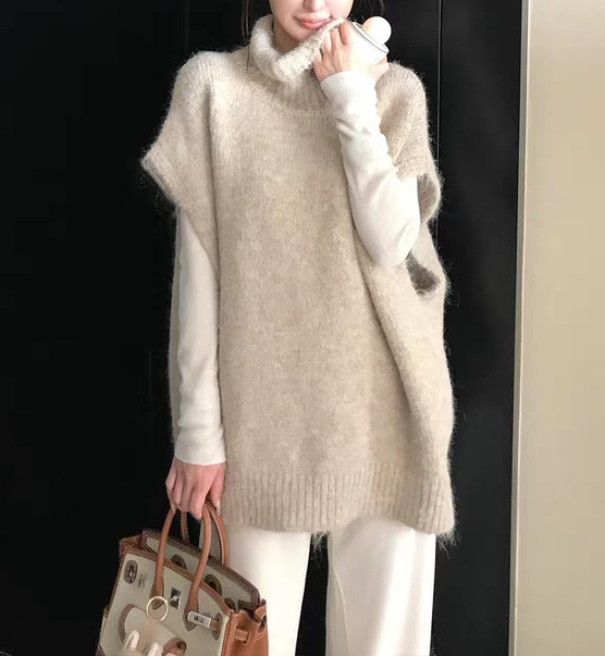 Vesta s visokim ovratnikom, slojeviti pleteni top, jednobojni uzorak, smjesa akril-poliester (50-70% akril, 30-50% poliester), jesen 2025