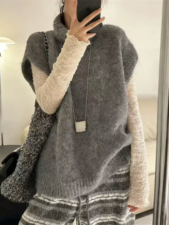 Vesta s visokim ovratnikom, slojeviti pleteni top, jednobojni uzorak, smjesa akril-poliester (50-70% akril, 30-50% poliester), jesen 2025