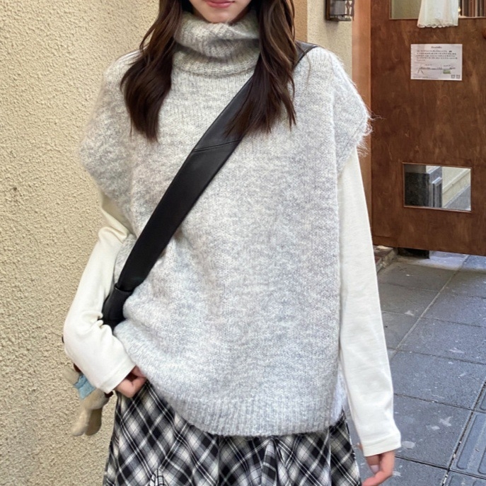 Vesta s visokim ovratnikom, slojeviti pleteni top, jednobojni uzorak, smjesa akril-poliester (50-70% akril, 30-50% poliester), jesen 2025