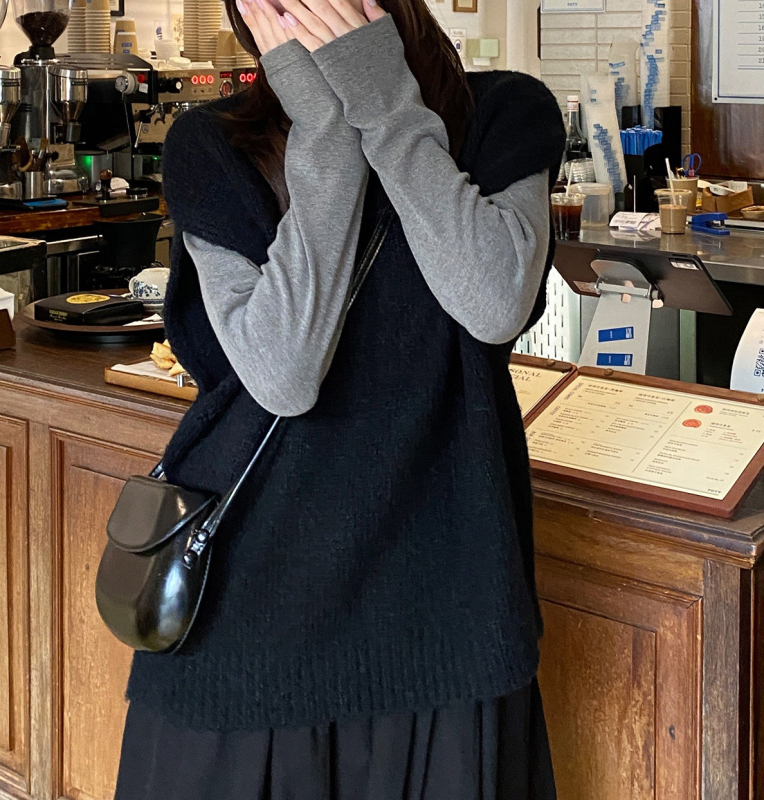 Vesta s visokim ovratnikom, slojeviti pleteni top, jednobojni uzorak, smjesa akril-poliester (50-70% akril, 30-50% poliester), jesen 2025