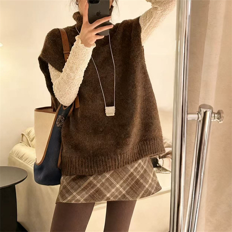 Vesta s visokim ovratnikom, slojeviti pleteni top, jednobojni uzorak, smjesa akril-poliester (50-70% akril, 30-50% poliester), jesen 2025