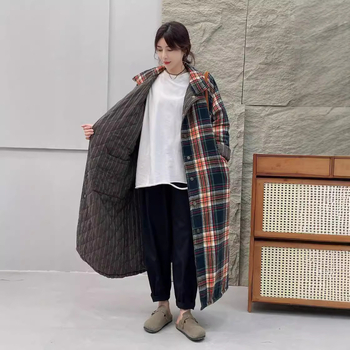 Moteriškas medvilninis palto su languotu raštu, pūkų pildas panašus į šilką, ilgas kirpimas, laisvas siluetas