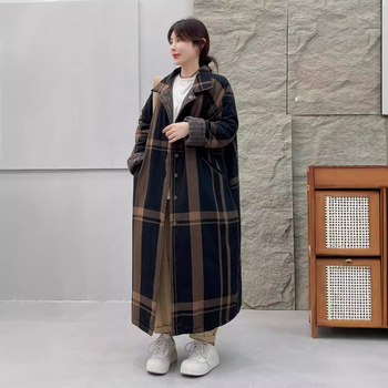 Moteriškas medvilninis palto su languotu raštu, pūkų pildas panašus į šilką, ilgas kirpimas, laisvas siluetas