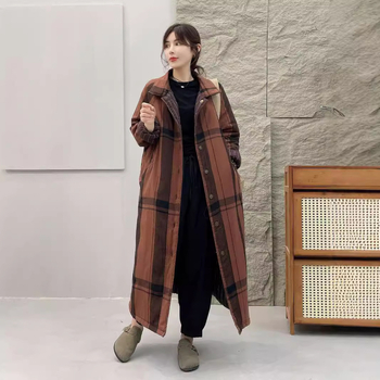 Moteriškas medvilninis palto su languotu raštu, pūkų pildas panašus į šilką, ilgas kirpimas, laisvas siluetas