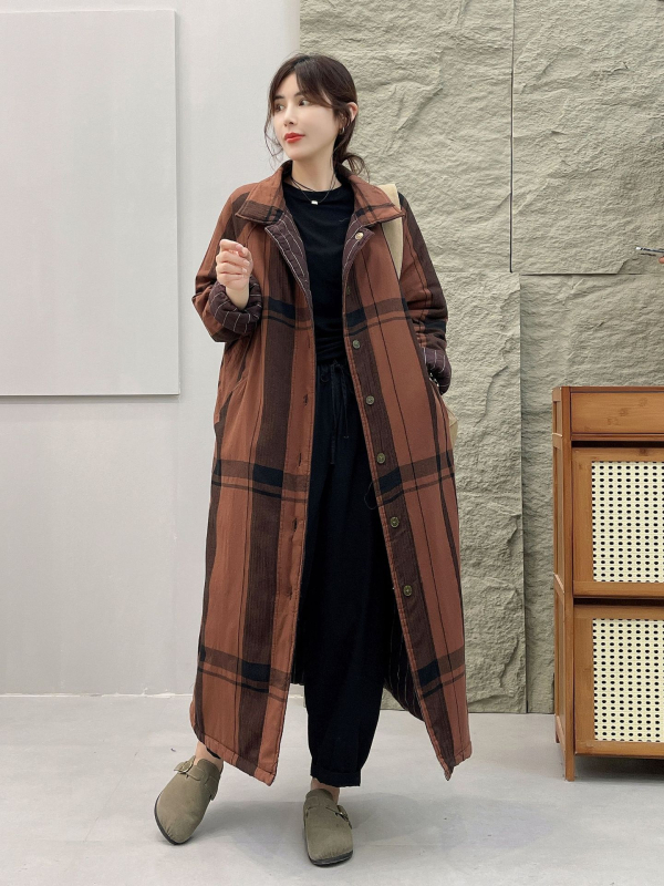 Moteriškas medvilninis palto su languotu raštu, pūkų pildas panašus į šilką, ilgas kirpimas, laisvas siluetas