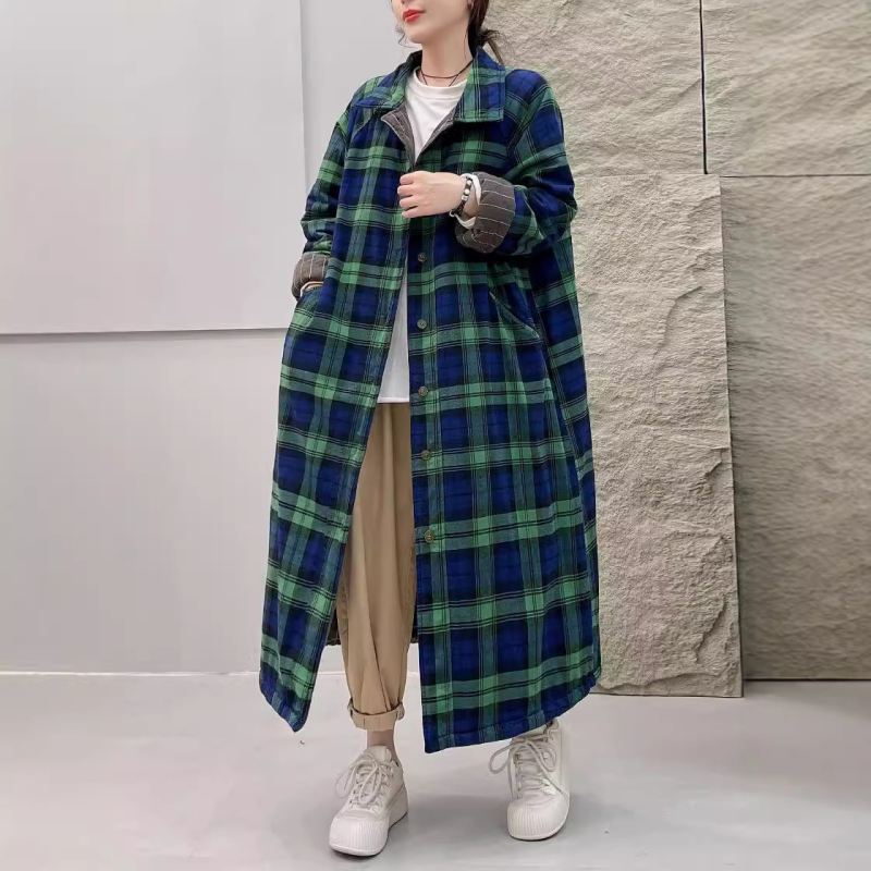 Moteriškas medvilninis palto su languotu raštu, pūkų pildas panašus į šilką, ilgas kirpimas, laisvas siluetas