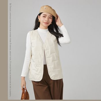 Sieviešu veste ar aitas vilnas pildījumu un poliestera galveno audumu 95%+, V formas kakla atvērums, vidēja garuma, šaurs piegriezums