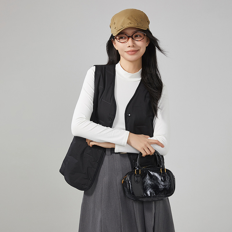 Sieviešu veste ar aitas vilnas pildījumu un poliestera galveno audumu 95%+, V formas kakla atvērums, vidēja garuma, šaurs piegriezums