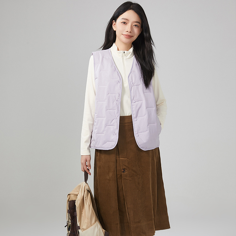 Sieviešu veste ar aitas vilnas pildījumu un poliestera galveno audumu 95%+, V formas kakla atvērums, vidēja garuma, šaurs piegriezums