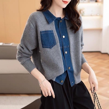 Πλεκτό γιλέκο χωρίς μανίκια με ενθέσεις τζίν και γιακά πόλο, πολυεστέρας 90–95% • Συλλογή Άνοιξη 2023