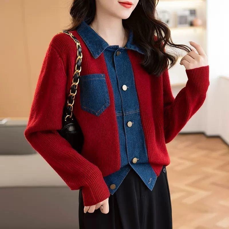 Πλεκτό γιλέκο χωρίς μανίκια με ενθέσεις τζίν και γιακά πόλο, πολυεστέρας 90–95% • Συλλογή Άνοιξη 2023