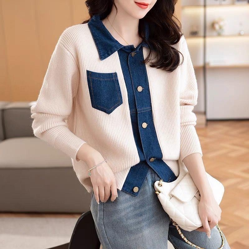 Πλεκτό γιλέκο χωρίς μανίκια με ενθέσεις τζίν και γιακά πόλο, πολυεστέρας 90–95% • Συλλογή Άνοιξη 2023