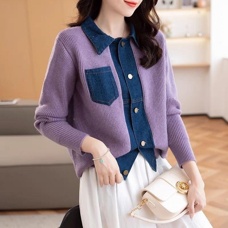 Πλεκτό γιλέκο χωρίς μανίκια με ενθέσεις τζίν και γιακά πόλο, πολυεστέρας 90–95% • Συλλογή Άνοιξη 2023