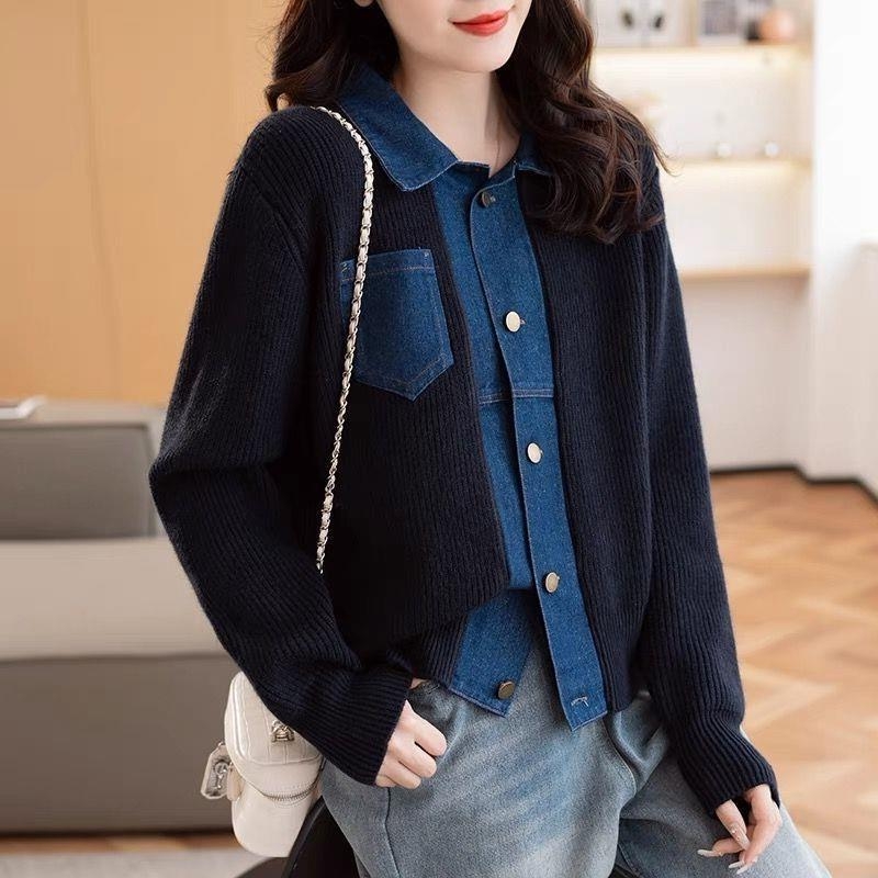 Πλεκτό γιλέκο χωρίς μανίκια με ενθέσεις τζίν και γιακά πόλο, πολυεστέρας 90–95% • Συλλογή Άνοιξη 2023