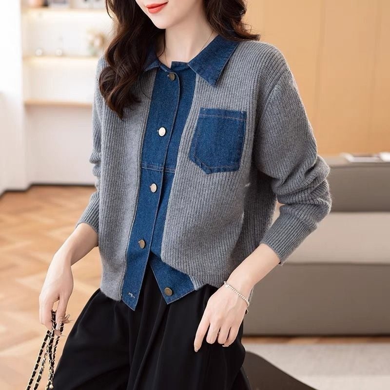 Πλεκτό γιλέκο χωρίς μανίκια με ενθέσεις τζίν και γιακά πόλο, πολυεστέρας 90–95% • Συλλογή Άνοιξη 2023