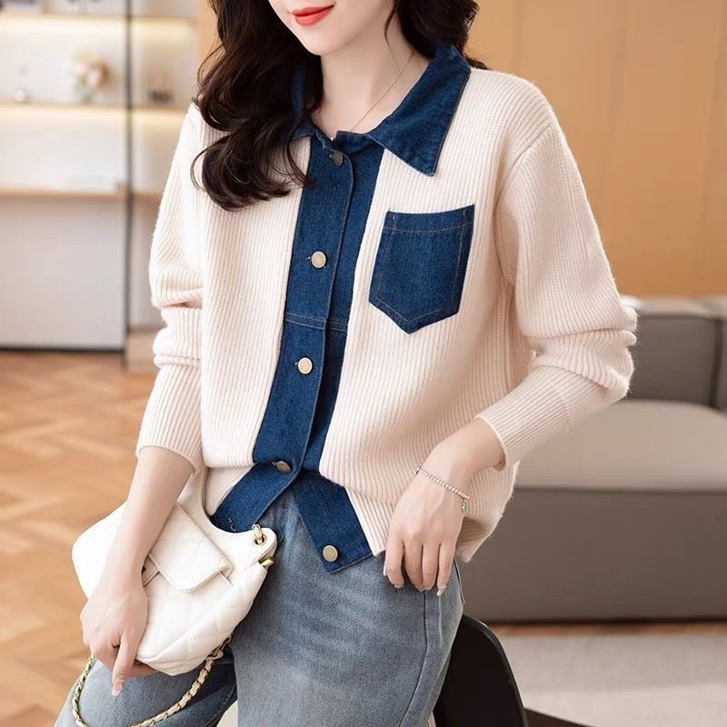 Πλεκτό γιλέκο χωρίς μανίκια με ενθέσεις τζίν και γιακά πόλο, πολυεστέρας 90–95% • Συλλογή Άνοιξη 2023