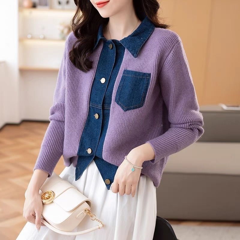 Πλεκτό γιλέκο χωρίς μανίκια με ενθέσεις τζίν και γιακά πόλο, πολυεστέρας 90–95% • Συλλογή Άνοιξη 2023