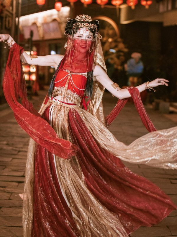 Etno táncos jelmez Dunhuang Apsara ihletésével, fémes selyem szövet, nyomtatás, fő anyag tartalom 95%+, mellékes anyag tartalom 95%+