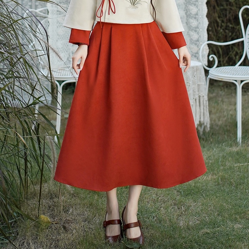 Novi Hanfu set u kineskom stilu: izvezeni top s vezicama, naglašenim klopom i stojećim ovratnikom, dugim rukavima i suknjom