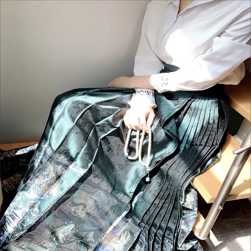 Hanfu suknja s pet nabora od wire-cloth, yarn-dyed; glavni sadržaj tkanine 70–80%, sekundarni sadržaj 50–70%