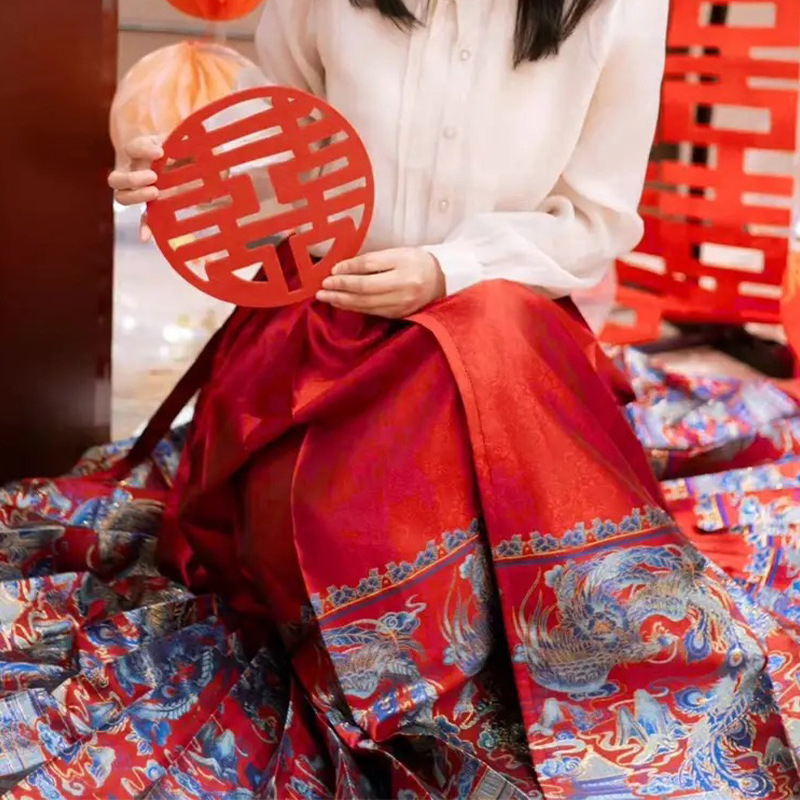 Hanfu suknja s pet nabora od wire-cloth, yarn-dyed; glavni sadržaj tkanine 70–80%, sekundarni sadržaj 50–70%