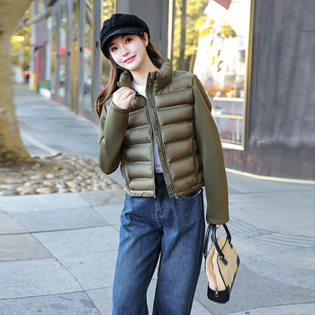 Moteriška trumpa žieminė striukė su pūko-pamudin pildymu, poliesterio išorė, aukštas apykaklė, užtrauktukas, ilgomos rankovės, laisvas kirpimas