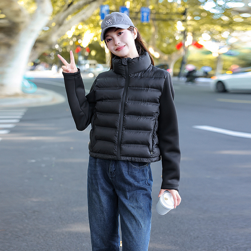 Moteriška trumpa žieminė striukė su pūko-pamudin pildymu, poliesterio išorė, aukštas apykaklė, užtrauktukas, ilgomos rankovės, laisvas kirpimas