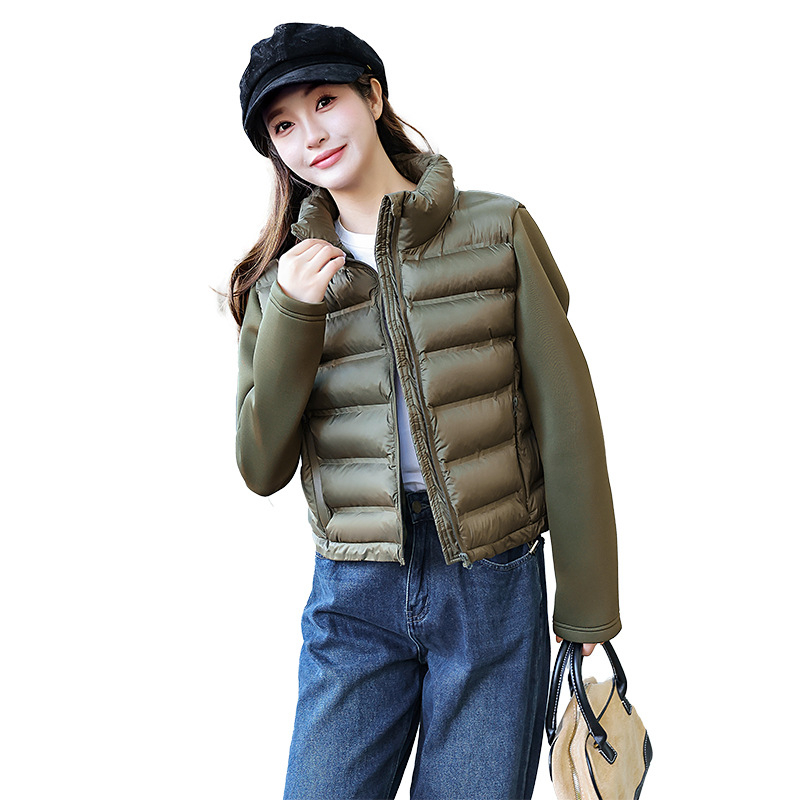 Moteriška trumpa žieminė striukė su pūko-pamudin pildymu, poliesterio išorė, aukštas apykaklė, užtrauktukas, ilgomos rankovės, laisvas kirpimas