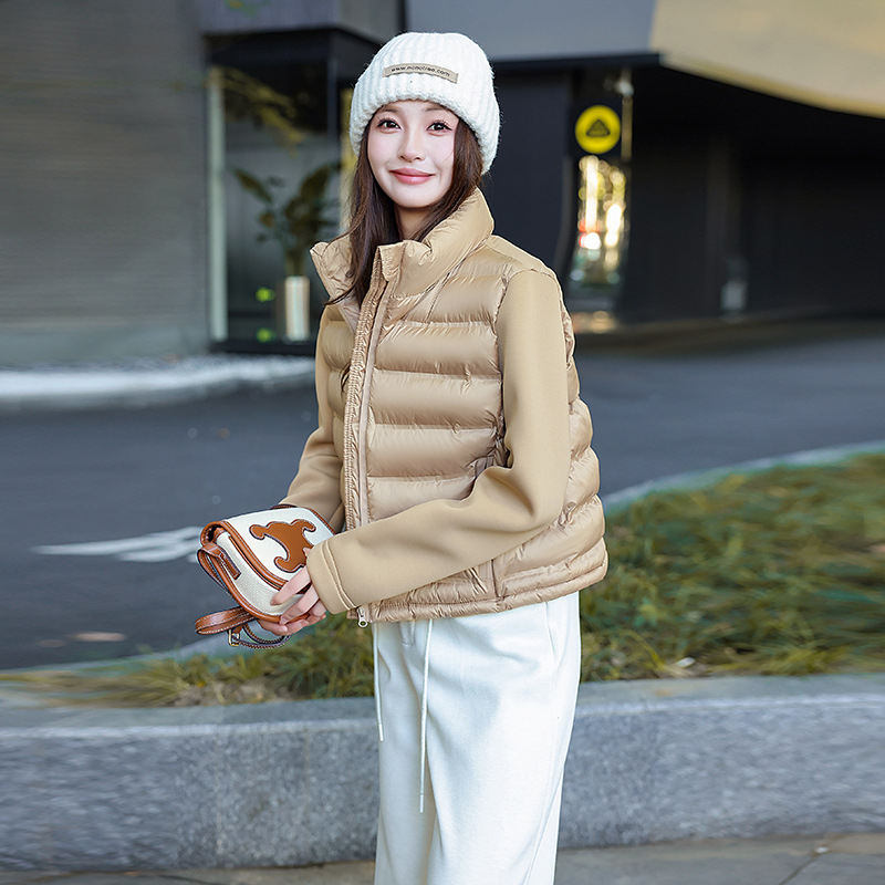 Moteriška trumpa žieminė striukė su pūko-pamudin pildymu, poliesterio išorė, aukštas apykaklė, užtrauktukas, ilgomos rankovės, laisvas kirpimas