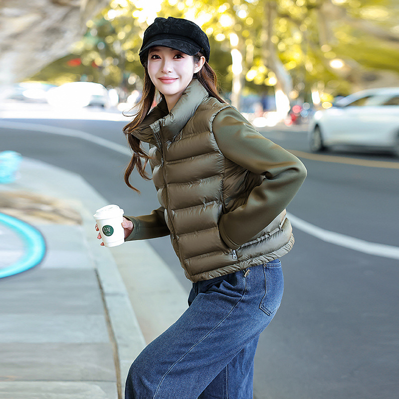 Moteriška trumpa žieminė striukė su pūko-pamudin pildymu, poliesterio išorė, aukštas apykaklė, užtrauktukas, ilgomos rankovės, laisvas kirpimas