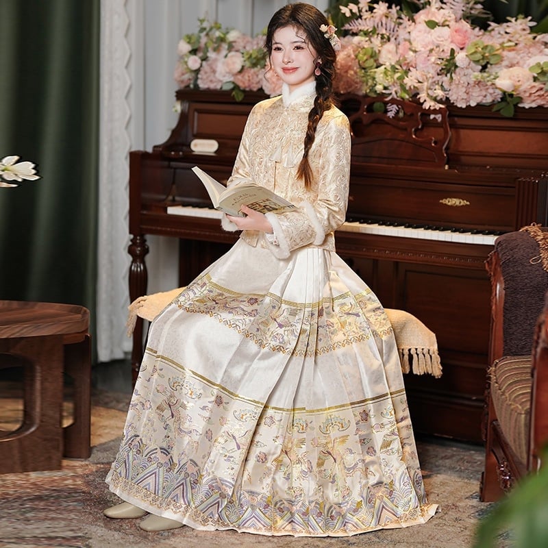 Dva dijelni set: jacquard top s stojećim ovratnikom i disk kopčama, te suknja Horse-face s tkanim zlatnim vlaknom