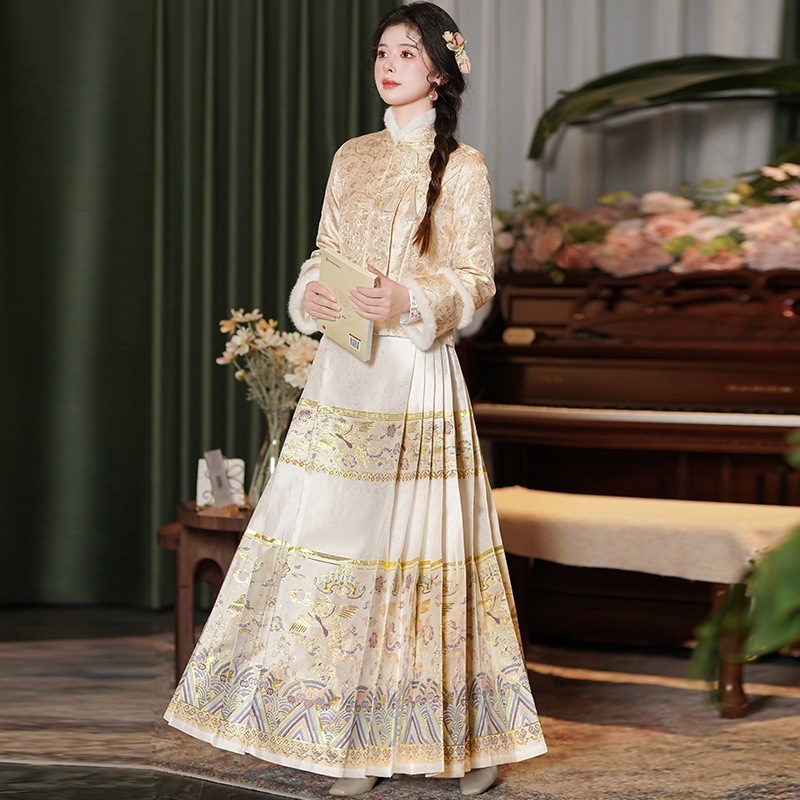 Dva dijelni set: jacquard top s stojećim ovratnikom i disk kopčama, te suknja Horse-face s tkanim zlatnim vlaknom