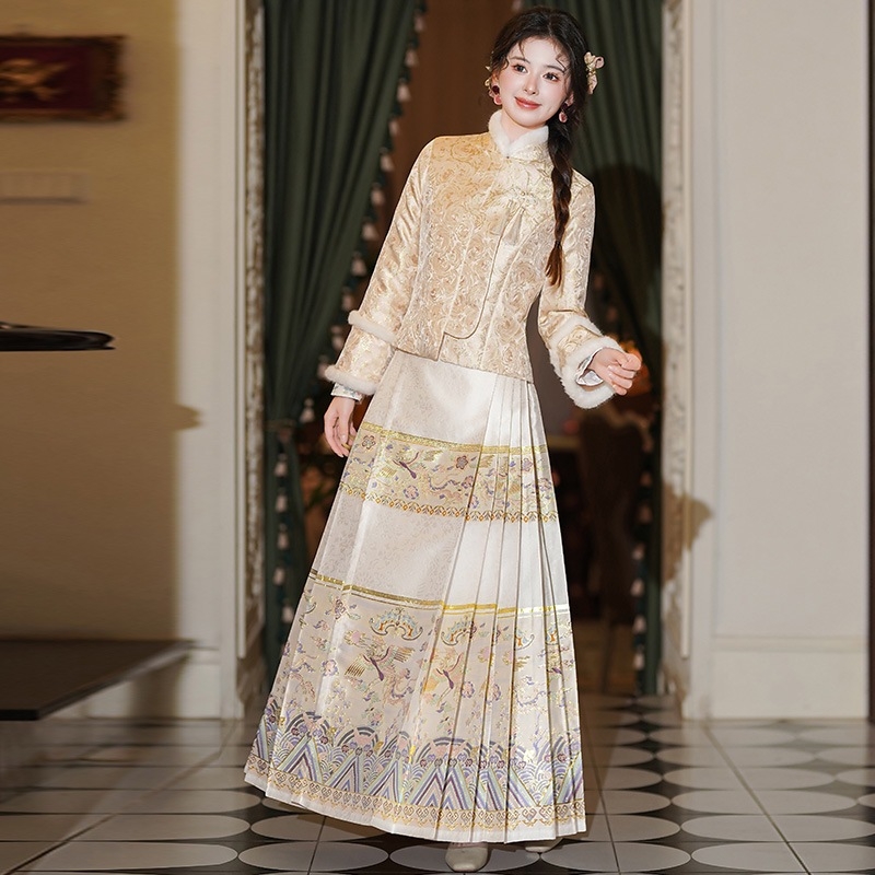 Dva dijelni set: jacquard top s stojećim ovratnikom i disk kopčama, te suknja Horse-face s tkanim zlatnim vlaknom