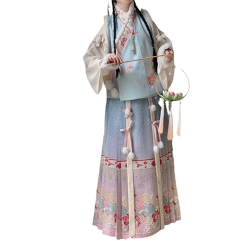 Hanfu zimski set: jaknica s preklopnim ovratnikom, izvezenim i tiskanim uzorkom, suknja s printom u stilu horse-face; poliester; glavni materijal 80–90%; sekundarni <30%; otisak