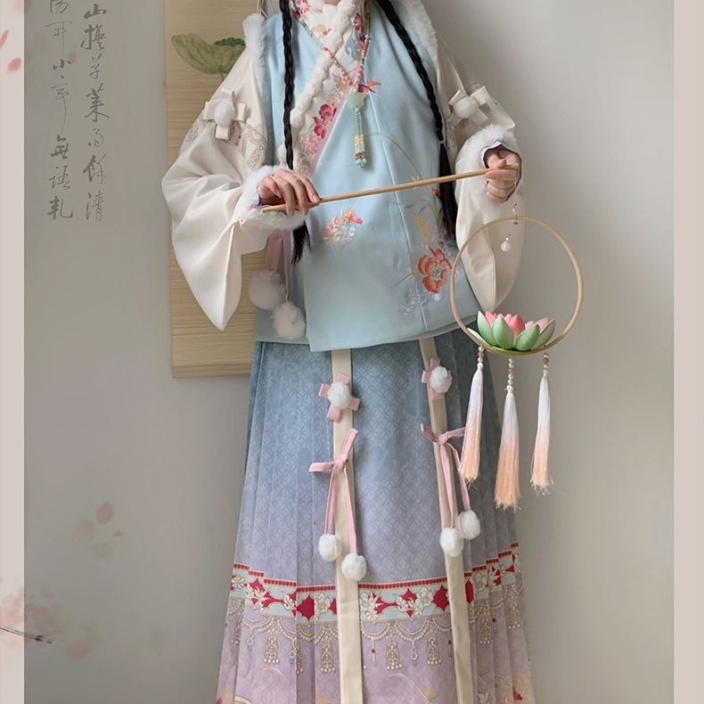 Hanfu zimski set: jaknica s preklopnim ovratnikom, izvezenim i tiskanim uzorkom, suknja s printom u stilu horse-face; poliester; glavni materijal 80–90%; sekundarni <30%; otisak