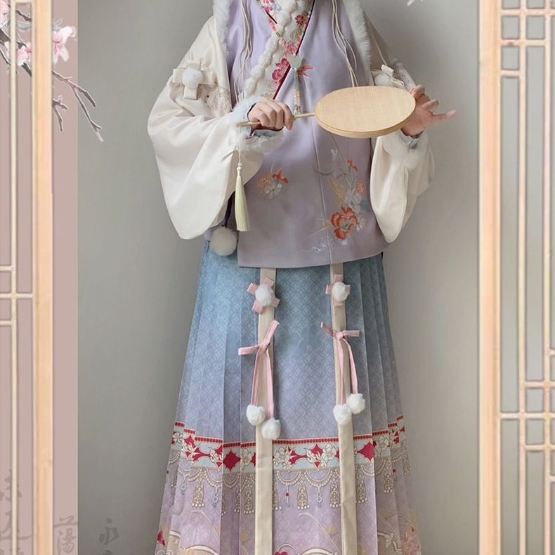 Hanfu zimski set: jaknica s preklopnim ovratnikom, izvezenim i tiskanim uzorkom, suknja s printom u stilu horse-face; poliester; glavni materijal 80–90%; sekundarni <30%; otisak
