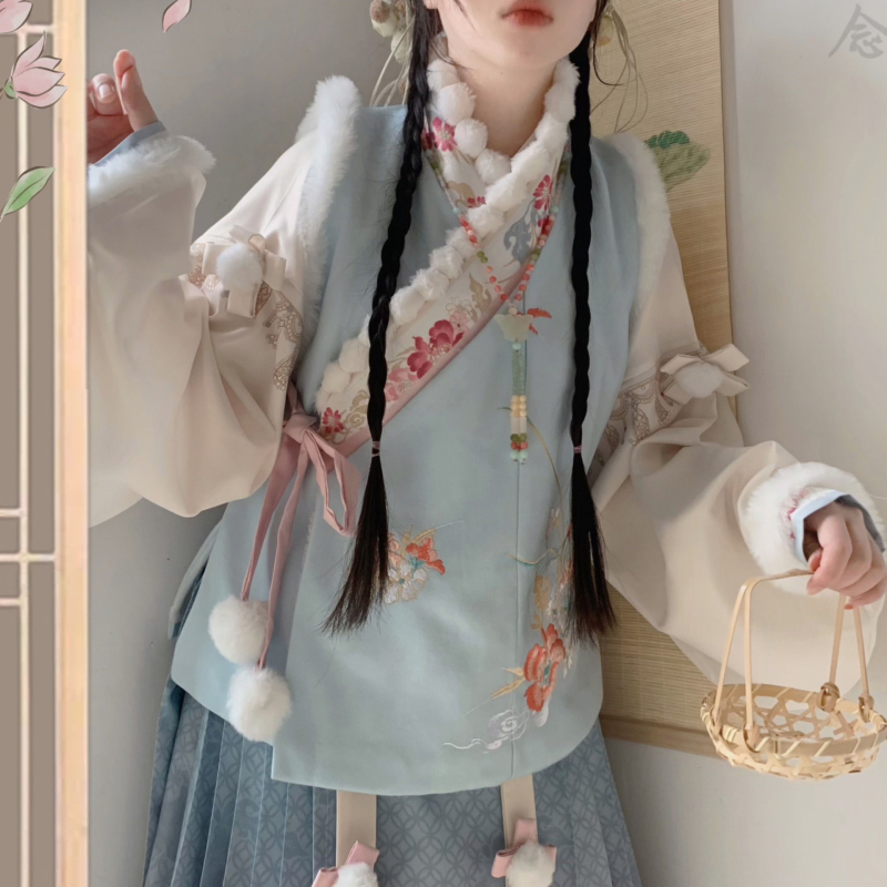 Hanfu zimski set: jaknica s preklopnim ovratnikom, izvezenim i tiskanim uzorkom, suknja s printom u stilu horse-face; poliester; glavni materijal 80–90%; sekundarni <30%; otisak