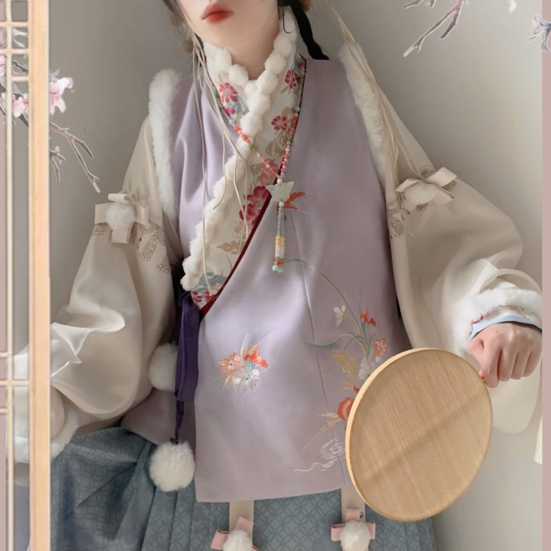 Hanfu zimski set: jaknica s preklopnim ovratnikom, izvezenim i tiskanim uzorkom, suknja s printom u stilu horse-face; poliester; glavni materijal 80–90%; sekundarni <30%; otisak