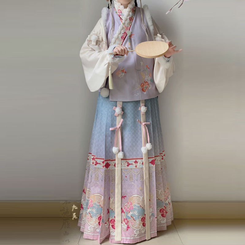 Hanfu zimski set: jaknica s preklopnim ovratnikom, izvezenim i tiskanim uzorkom, suknja s printom u stilu horse-face; poliester; glavni materijal 80–90%; sekundarni <30%; otisak