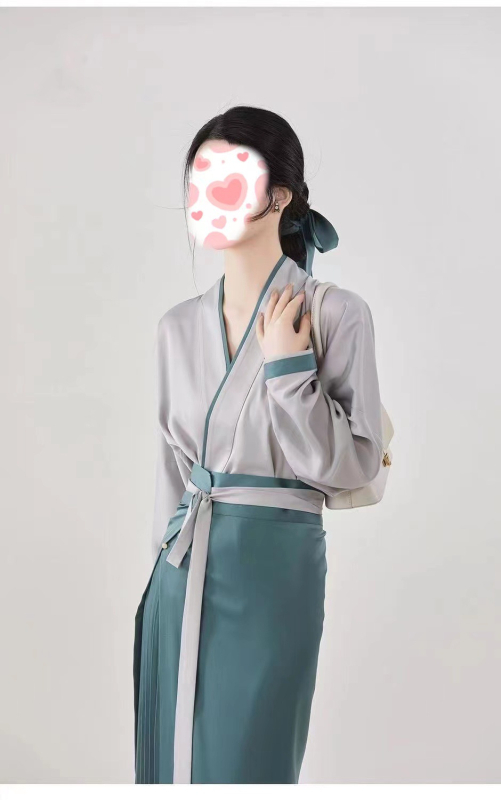 Hanfu komplet sa topom do struka i kružnom suknjom, poboljšani dizajn u stilu Songa, jednodijelni dizajn, rukavci avion-stila, poliester tkanina 70–80%, tisak i bojenje, proljeće 2023