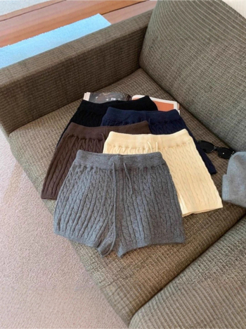 Női magas derekú kötött rövidnadrág húzózsinórral, egyszínű, mikroelasztikus, retro egyenes szabás, ősz 2025