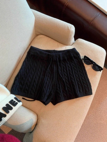 Női magas derekú kötött rövidnadrág húzózsinórral, egyszínű, mikroelasztikus, retro egyenes szabás, ősz 2025