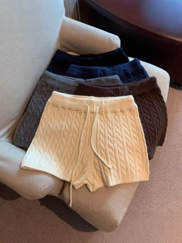 Női magas derekú kötött rövidnadrág húzózsinórral, egyszínű, mikroelasztikus, retro egyenes szabás, ősz 2025