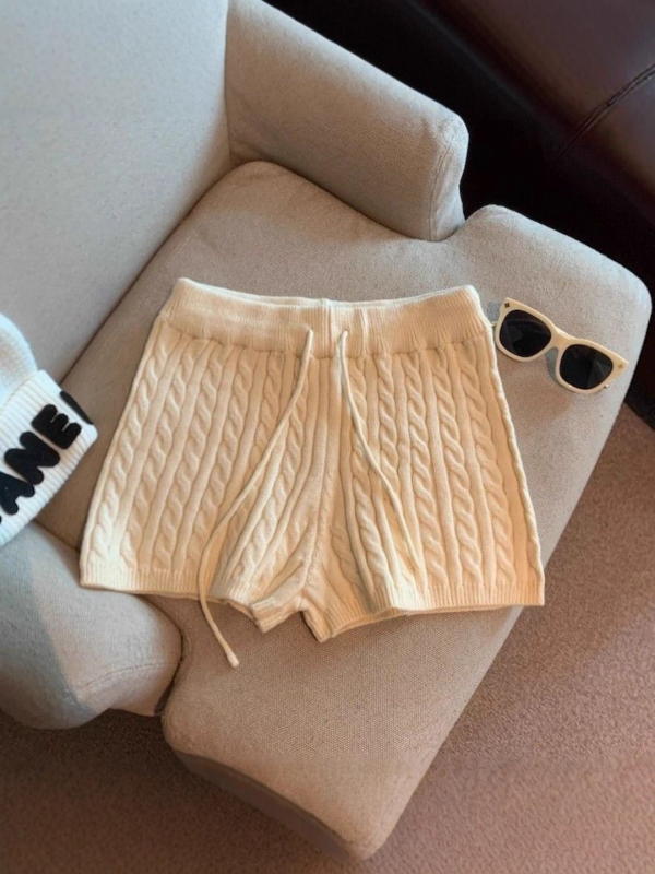 Női magas derekú kötött rövidnadrág húzózsinórral, egyszínű, mikroelasztikus, retro egyenes szabás, ősz 2025