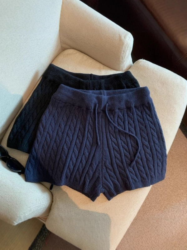 Női magas derekú kötött rövidnadrág húzózsinórral, egyszínű, mikroelasztikus, retro egyenes szabás, ősz 2025