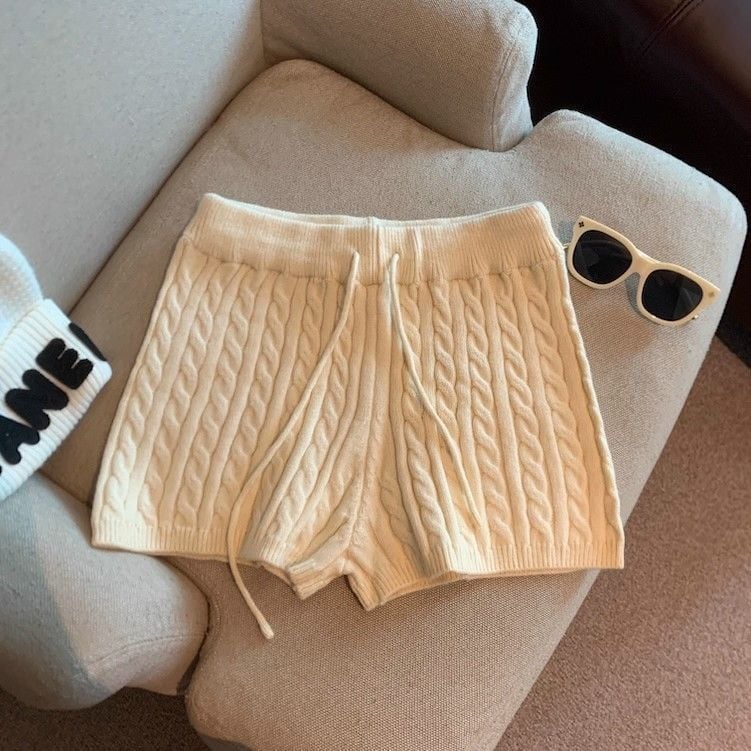 Női magas derekú kötött rövidnadrág húzózsinórral, egyszínű, mikroelasztikus, retro egyenes szabás, ősz 2025