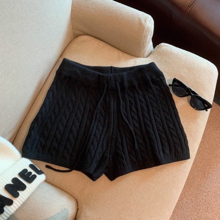 Női magas derekú kötött rövidnadrág húzózsinórral, egyszínű, mikroelasztikus, retro egyenes szabás, ősz 2025